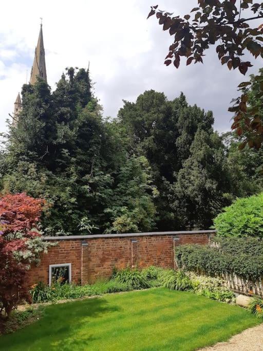 Beautiful Georgian Within A Private Walled Garden Holiday home *